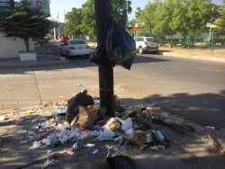 Basura desparramada en el Vallado
