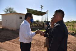 Entregan solicitud de pavimentación en el campo 2
