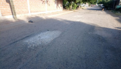 Con baches la calle Topanga