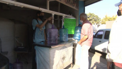 Largas filas para comprar agua en Cajeme