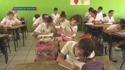 Para poder desarrollar un mejor nivel de inglés se debe capacitar a profesores