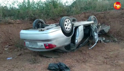 Vuelca automóvil en la colonia Felipe Ángeles
