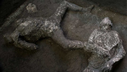 Hallan y reconstruyen en Pompeya dos cuerpos con sus ropas