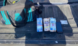 Pasajero de autobús es detenido por no acreditar la legalidad de 400 mil pesos