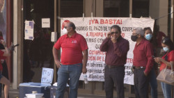 Se manifiestan maestros en palacio de gobierno