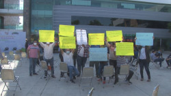 Se manifiestan maestros en evento del secretario de educación
