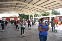 Llevan apoyos alimenticios a familias de Agua Verde y Chametla