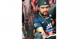 Americanista cumple su palabra y se tatúa el escudo de las Chivas después de que su equipo perdiera el clásico