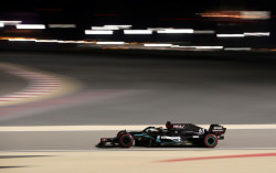 Russell el más rápido de las pruebas, Checo es duodécimo