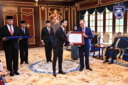 Benjamín Mora recibe el premio 'Mexicano Distinguido'