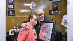 Condecoran a Julieta con la medalla Jornadas Heroicas 2020