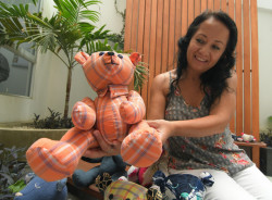 Una boliviana convierte la ropa de difuntos en peluches para superar el duelo