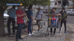 Músicos de Culiacán mantienen la esperanza que este diciembre mejore su situación económica