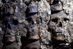 Arqueólogos mexicanos localizan fachada de torre de cráneos de Tenochtitlan