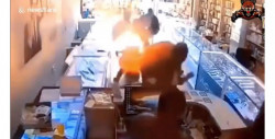 Video: celular le explota a hombre en la cara mientras intenta cambiar una batería que le compró por internet