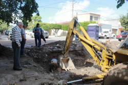 Rompe constructora tubería de agua y afecta abasto de varias colonias