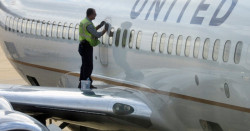United Airlines transporta vacunas contra la covid-19 en aviones de pasajeros