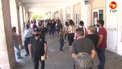 Se forman largas filas a las afueras del Ayuntamiento