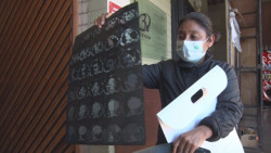 Madre de familia clama apoyo de especialistas para su hija internada en el IMSS