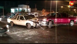 Paisano provoca choque cerca del ISSSTE en Mazatlán
