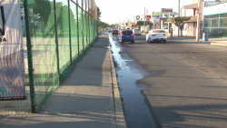 Fuga de agua potable en Avenida Juan Pablo II