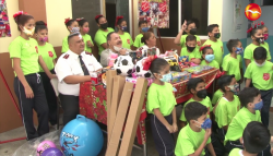 Julio Preciado entrega juguetes y ropa a niños