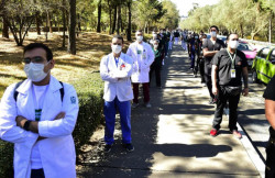 Aplican vacuna contra COVID a personal médico de Operación Chapultepec
