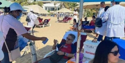 Captan a turista en playa de Acapulco con todo y su tanque de oxígeno