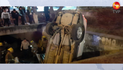 Cae automóvil a canal pluvial