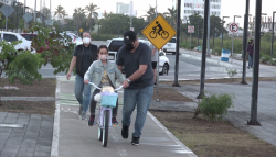 A tener cuidado con los niños y sus vehículos como bicicletas y patines