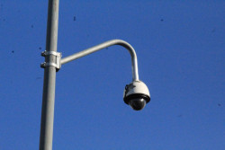 Disparan contra cámaras de video vigilancia