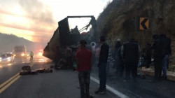 Aún en llamas, rapiña se adueñó de tráiler siniestrado