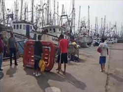 Rescatan a pescadores de embarcación incendiada