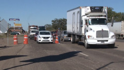 Retoman boteo en la carretera integrantes de la tribu yaqui.