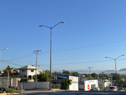 Sin encender las lámparas sobre la calle ancha