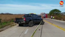 Chocan tráiler y camioneta, una persona perdió la vida