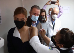 Daniela, primer enfermera en aplicarle la vacuna del COVID en Sinaloa