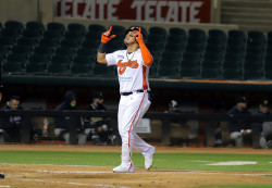 Los Naranjeros ganan con bateo de Paredes y pitcheo de Oramas