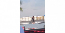 Graban momento en el que bombero evita que una mujer se lance de un puente peatonal
