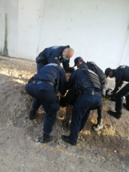 Policías municipales aplican primeros auxilios a mujer que intento suicidarse