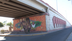 Embellecen puentes con murales.