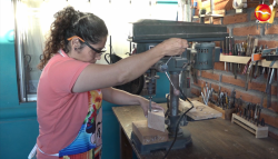 Le da una segunda oportunidad a la madera sobrante