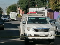 Resulta herida mujer en intento de despojo de camioneta