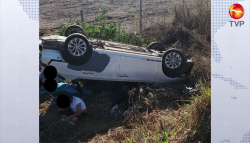 Vuelca automóvil presuntamente por esquivar un bache, una mujer murió