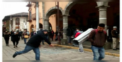 ¡A laminazos! "Comerciantes unidos" golpean con lámina enrollada a transeúntes que no usan cubrebocas (video)