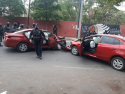 Dos detenidos con vehículo robado tras persecución, portaban “poncha llantas”