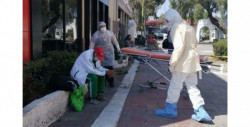 Paramédicos auxilian a hombre de 79 años que fue abandonado por su familia por tener síntomas de Covid-19