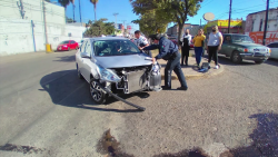 Choca tráiler a sedán y se da a la fuga