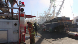 Se incendia barco atunero en Parque Bonfil