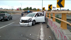 Mujer lesionada al chocar con muro de contención